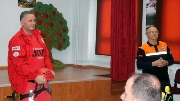 Sivil Savunma Haftasında Mehmet Akif Ersoy İlkokulunda Akut Ekibi Tatbikat Yaptı