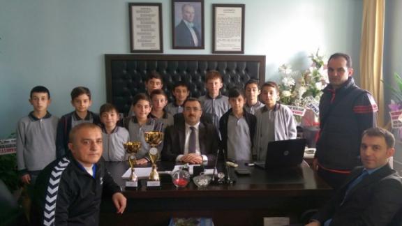 Hopa Anadolu İmam Hatip Lisesinin İl Birincisi Olan Minikler Futbol Takımı Ziyarete Geldi