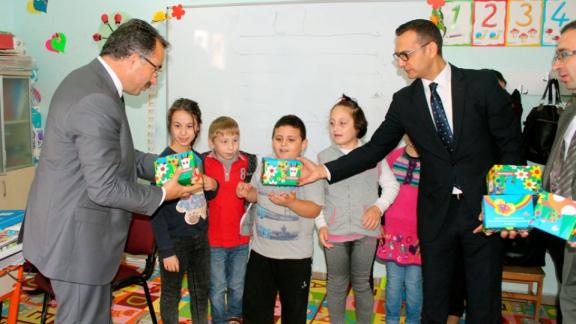 Akbank Hopa Şubesi Mehmet Akif Ersoy İlkokulunda Tasarruf Bilinci Etkinliğine Katıldı 