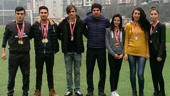 Hopa Nuri Vatan Anadolu Lisesi Atletizm Gençler İl Yarışmasında 9 Madalya Aldı