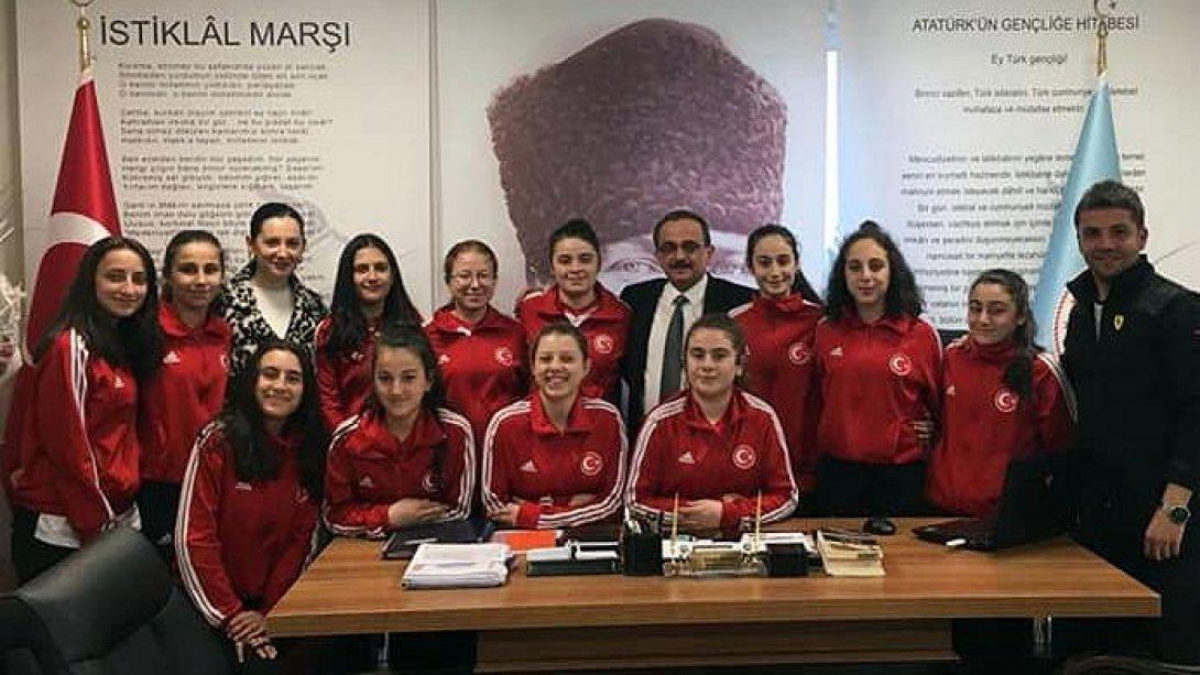 Hopa Nuri Vatan Anadolu Lisesi Futsal takımı ile Karadeniz Ortaokulu Voleybol takımımız müdürlüğümüzü ziyaret ettiler