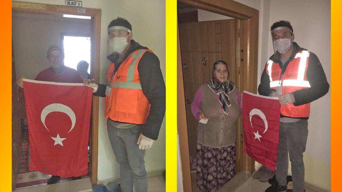 Vatandaşlarımıza Türk Bayrağı Dağıtıldı
