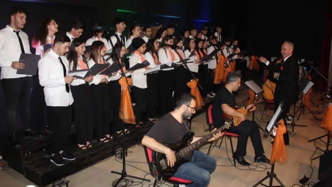 Hopa Atatürk Anadolu Lisesi THM Korosu Yıl Sonu Konseri Gerçekleştirildi