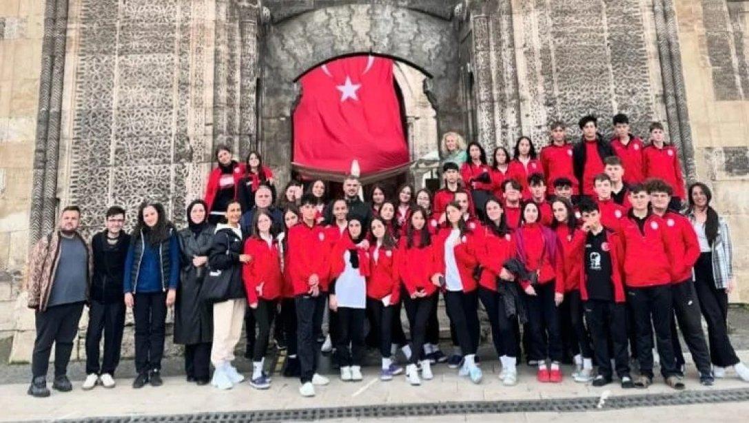 Hopa Nuri Vatan Anadolu Lisesi Halk Oyunları Ekibinden Başarı