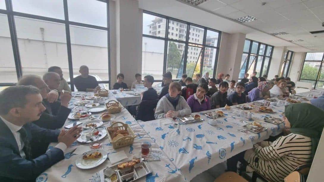 Hopa Anadolu İmam Hatip Lisesinde LGS Motivasyon Kahvaltısı