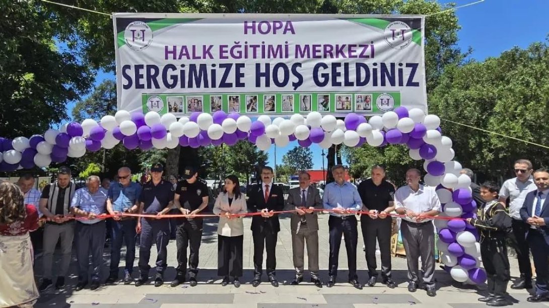 Hopa Halk Eğitim Merkezi Yılsonu Sergisi Gerçekleştirildi 