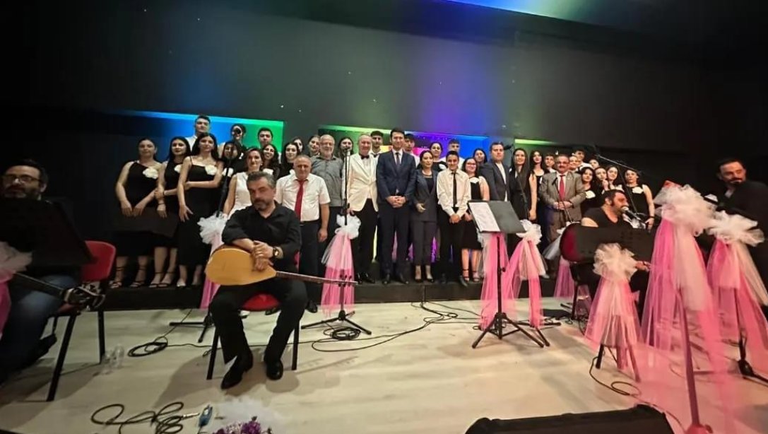 Hopa Atatürk Anadolu Lisesi THM Korosu Yıl Sonu Konseri Gerçekleştirildi
