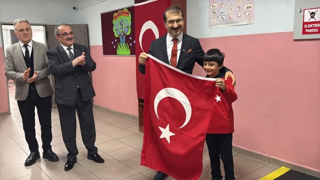 Artvin İl Milli Eğitim Müdürlüğü Okullarımızda Bayrak Sevgisi