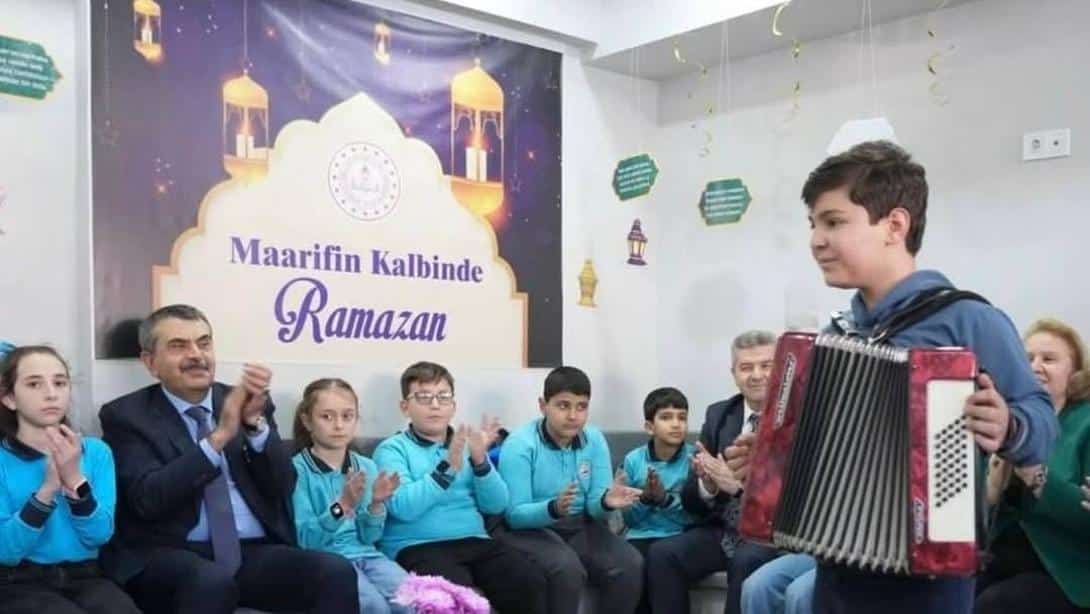 Milli Eğitim Bakanı Prof. Dr. Yusuf Tekin, Okuyan Artvin Kitap Kafe Ziyaretinde